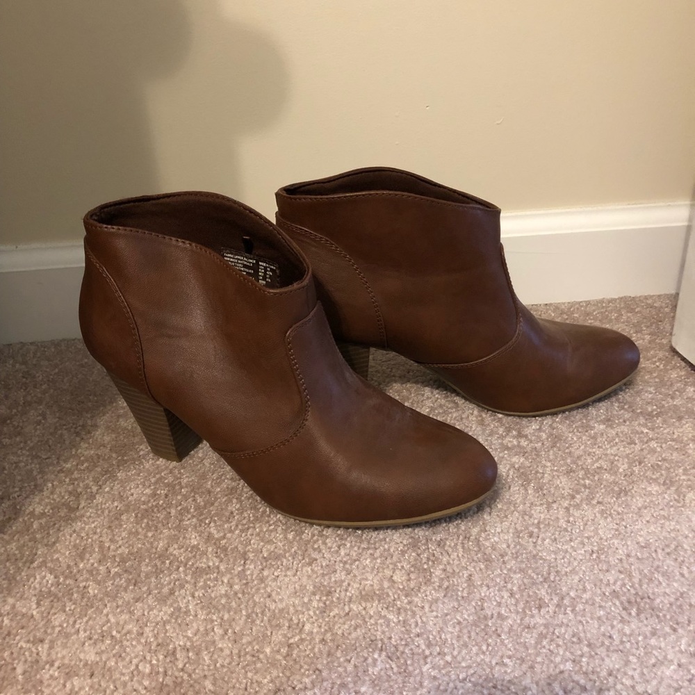 Like new American Eagle brown ankle boots